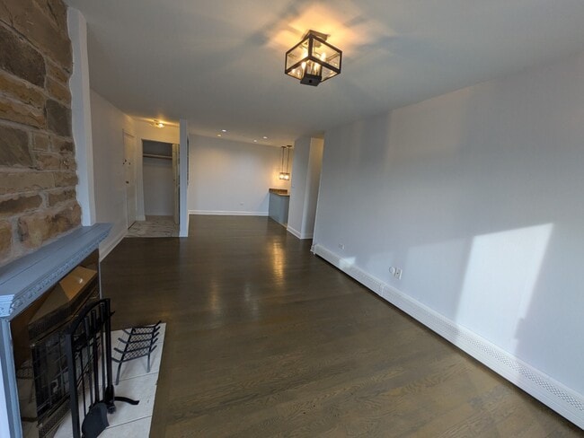 Foto del edificio - Spacious 3BR / 2BA Condo in Buffalo Grove private balcony, fireplace - Rent includes Heat,  Water...