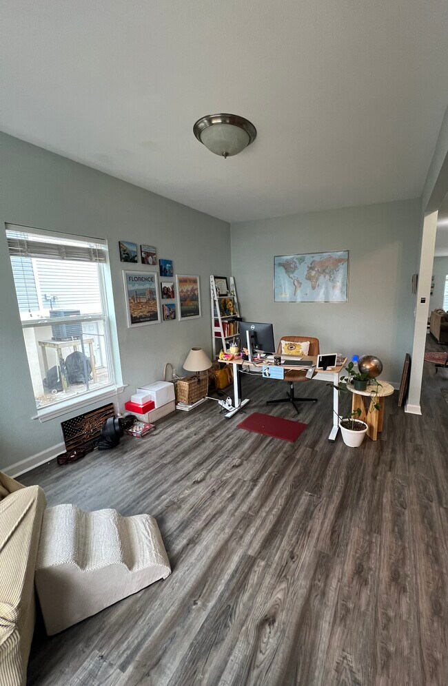 Sala de estar delantera - 9572 6th Bay St