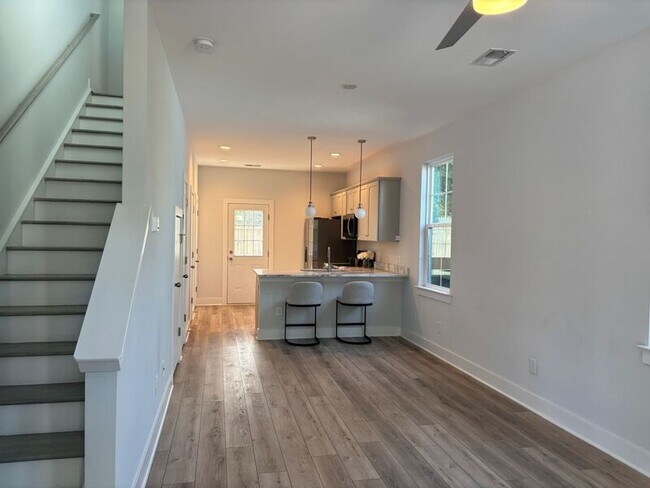 Building Photo - 2023 Comstock Ave
