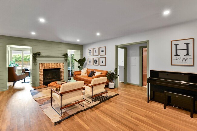 Building Photo - 643 Etowah Dr NE