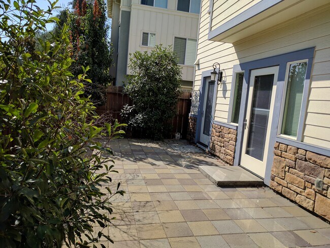 Foto del edificio - 2618 Wisteria Way