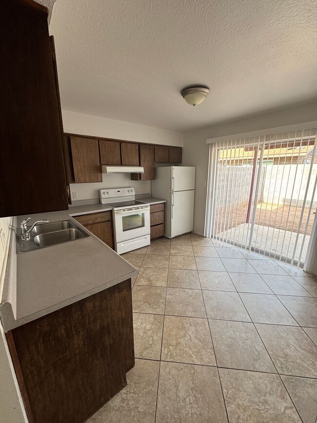 Building Photo - 2 bedroom 1 bath unit available for rent i...
