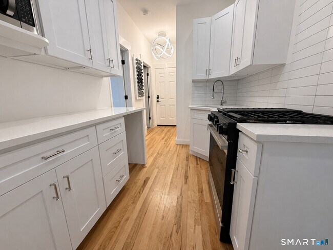Building Photo - 492 Lombard St