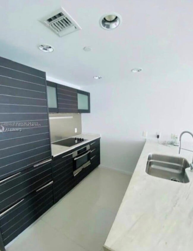 Building Photo - 200 Biscayne Blvd Way