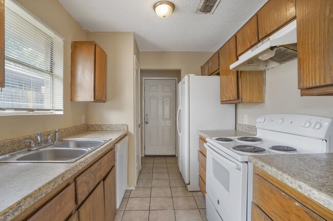 Building Photo - 1609 Windsong Ln