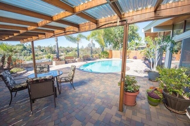 Foto del edificio - POOL house! BIG rooms! 8 Bedrooms (Lease out, pending signatures. Check back in a few days!)