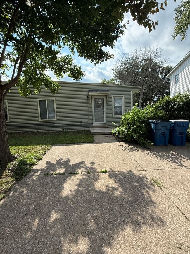 Building Photo - 422-424 N 8th St