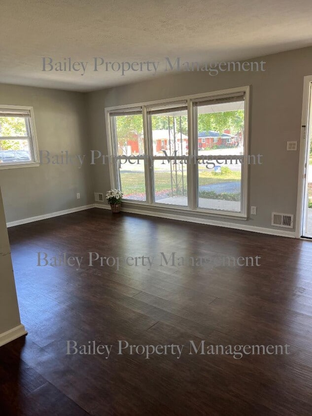 Foto principal - 6357 Doe Run Rd