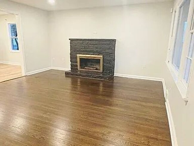 Building Photo - Beautifully Renovated 4-Bedroom, 2-Bath Si...