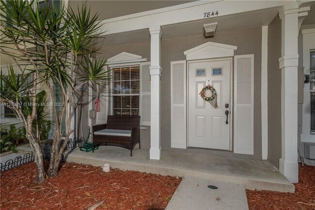 Building Photo - 7844 Sanibel Dr