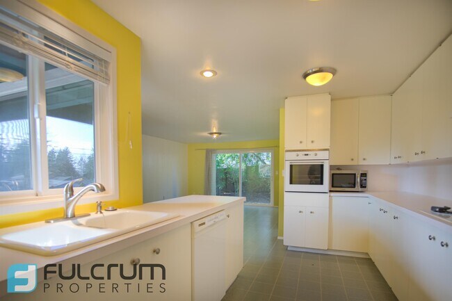 Building Photo - 3509 NW McKinley Dr
