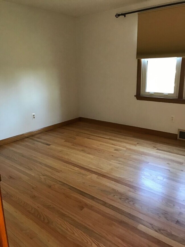 Building Photo - Comfortable house in prime location near the U of M Stadium!