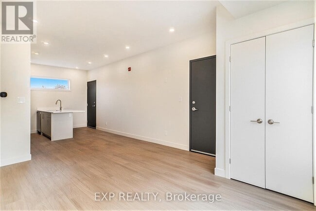 Building Photo - 158 Laval St