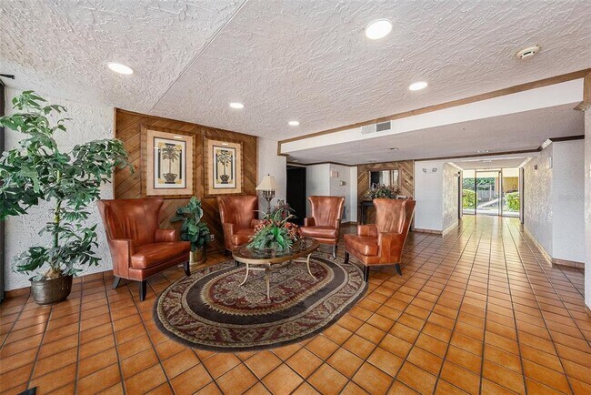 Building Photo - 13604 S Village Dr