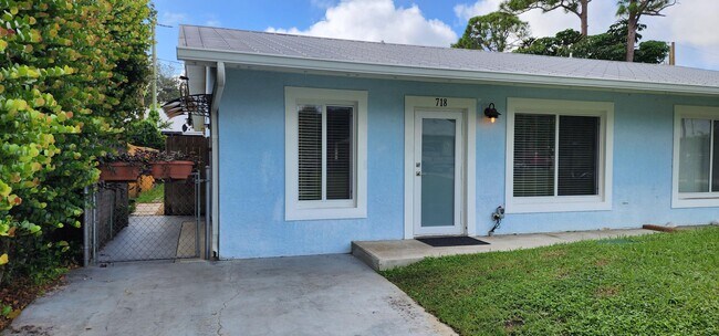 Foto del edificio - 728 SW 36th Terrace