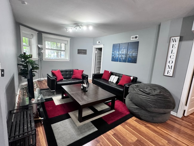 Photo - 1441 N Washtenaw Ave Apartment