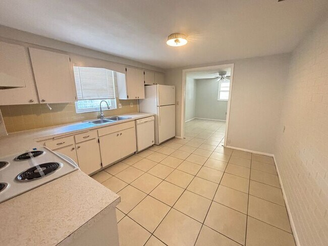 Building Photo - 11230 Kapok Ave