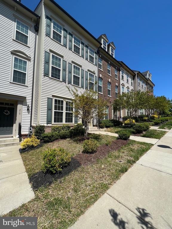 Building Photo - 208 Freesia Ln