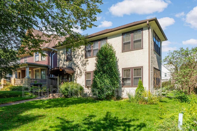 Building Photo - 969 St Clair Ave