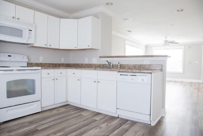 Foto del edificio - 1725 Harvey Mitchell Pkwy S