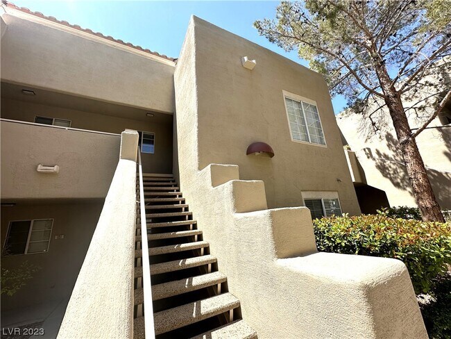 Building Photo - 1900 Villa Palms Ct