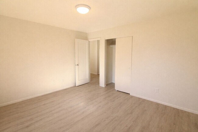 Foto del edificio - Recently Renovated, Single-Level 2-Bedroom Apartment with Small Fenced Yard.