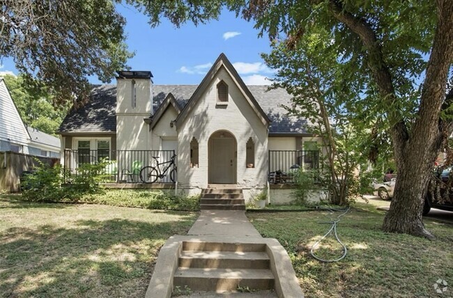 Building Photo - 5044 Pershing St