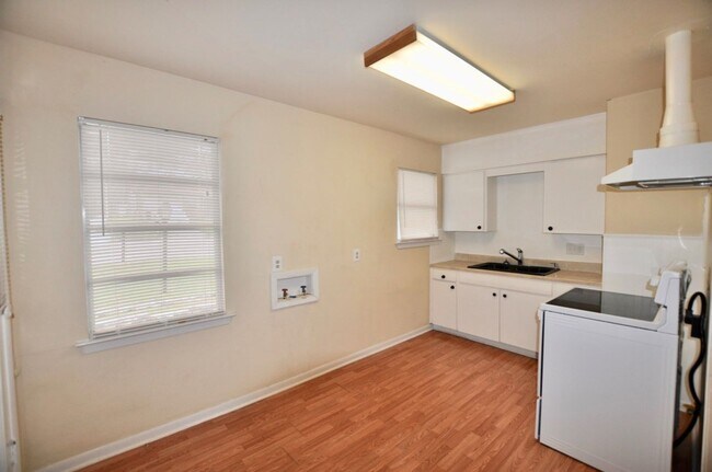 Foto del edificio - FOR LEASE! Cute 3 BR - 1 BA Frame Home wit...