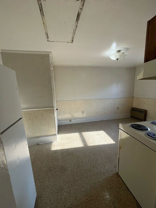 246 W Ridge St Unit 246 W Ridge St 2nd Floor, Lansford, PA 18232 Room