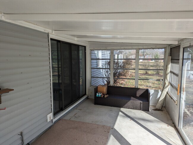 Foto del edificio - 8785 Usher Rd