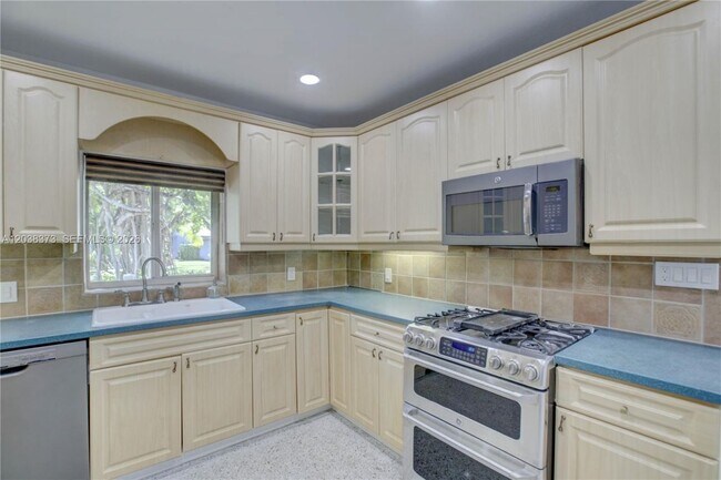 Building Photo - 616 SW 11th Ct