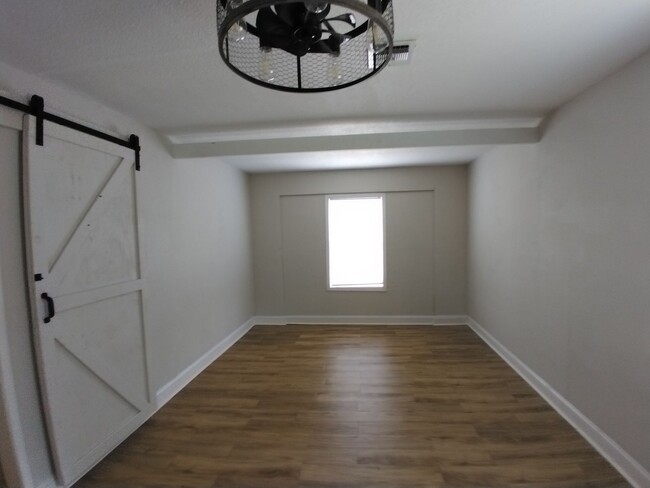Building Photo - 413 Parkview Ave
