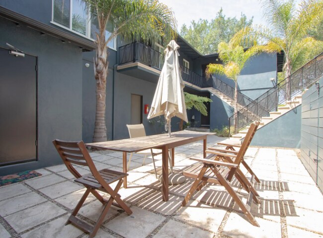 Building Photo - 3800 Albright Ave Los Angeles, CA 90066