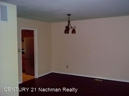 Building Photo - 3 br, 2 bath House - 8 Bromley Drive