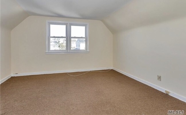 bedroom w/ lrg storage crawl space - 253 W Hudson St