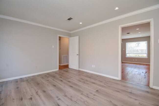 Foto del edificio - 8330 Waterbury Dr
