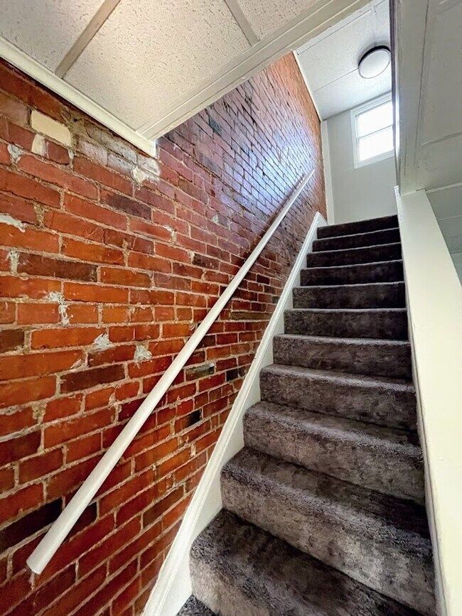 Foto del edificio - 5 bed 2 bath - all updated South Oakland, central air, in house laundry