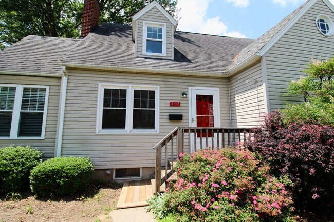 Foto del edificio - Charming Cottage Just Steps from Bridgewat...