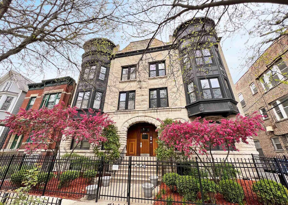Primary Photo - 814 W Roscoe St