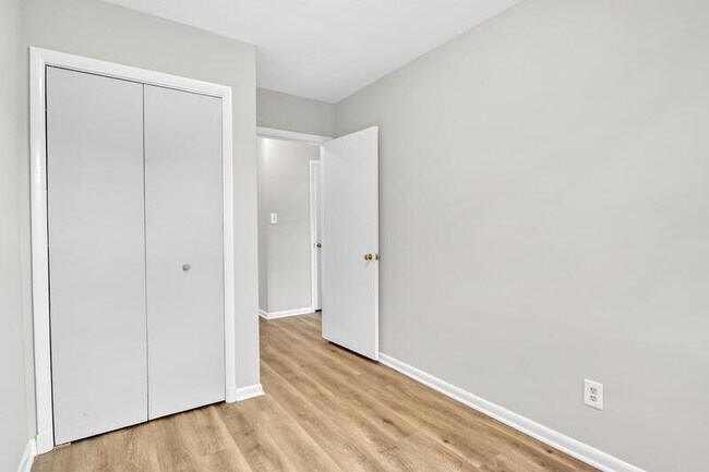 Building Photo - 6237 Laurelton Ave