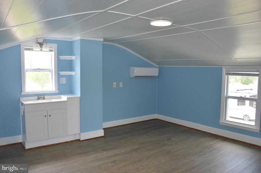 448 Ridgeview Rd Unit APT 4, Brightwood, VA 22715 Room for Rent in