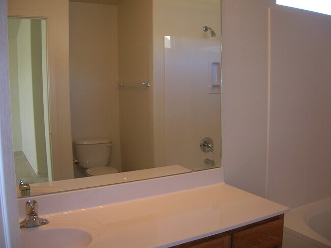 Foto del edificio - 3316 Crimson Rose Ln SW