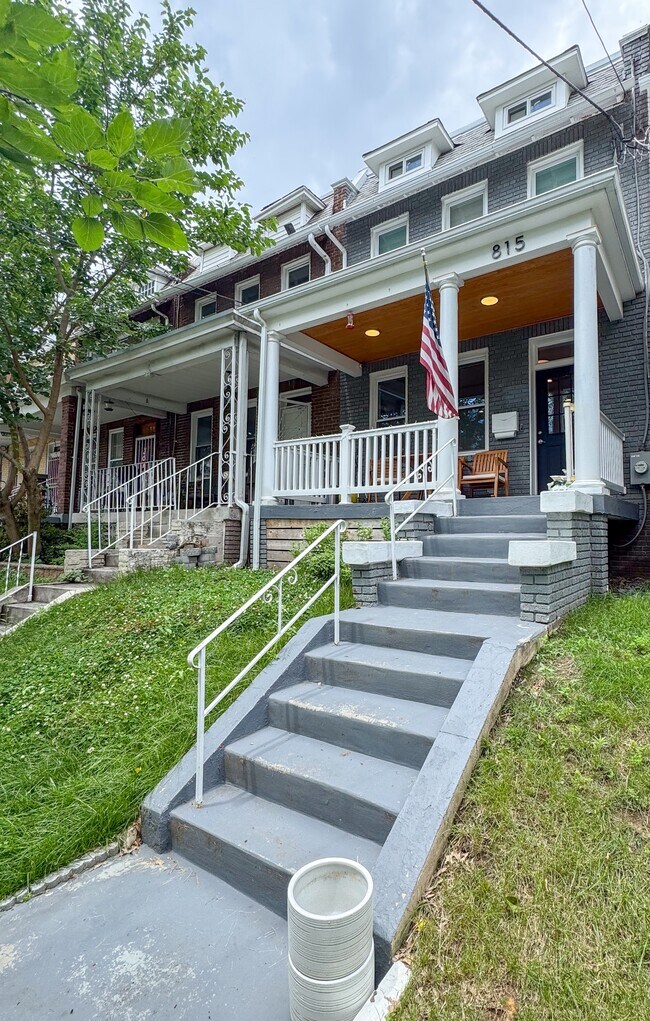 Photo - 815 Longfellow St NW House