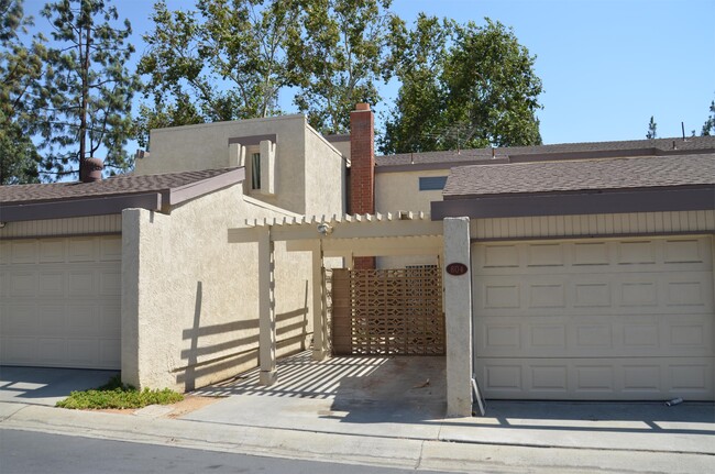 Building Photo - 804 Daffodil Dr