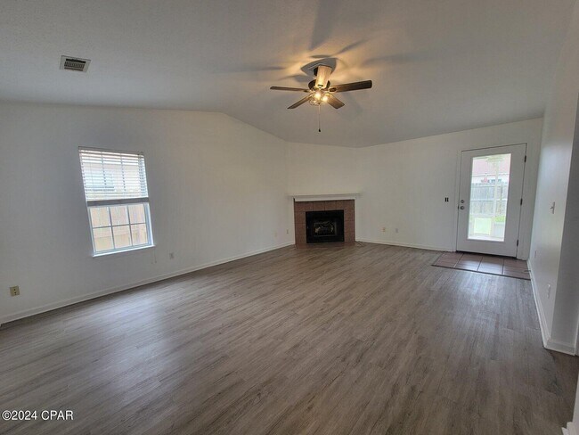 Building Photo - 1609 Vecuna Cir