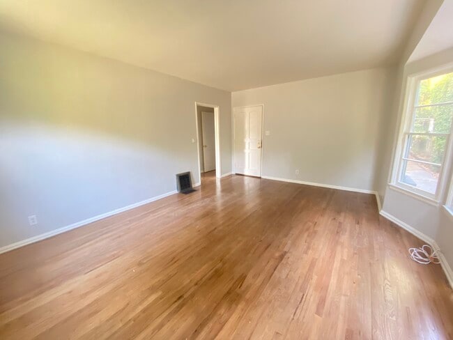 Building Photo - 2475 N Beachwood Dr