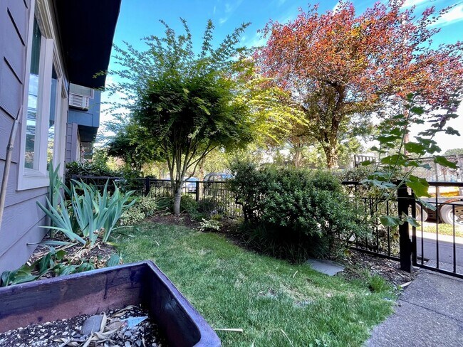 Building Photo - Wonderful St. Johns condo, W/S/T included ...