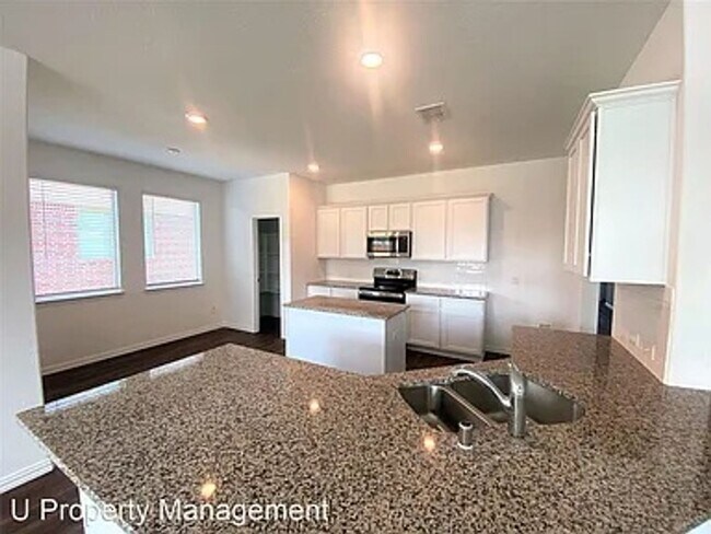 Foto del edificio - Beautiful 4-Bedroom Home with Open Floor Plan & Covered Patio