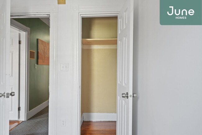 Building Photo - Queen room in 6-bed/2.0-bath Home