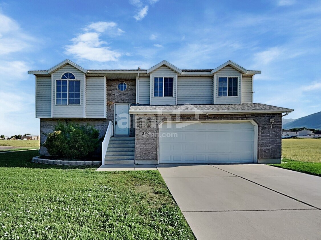 Foto principal - 340 W Oaks Dr